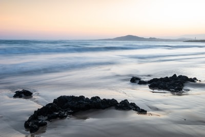 沿海岩石白天
